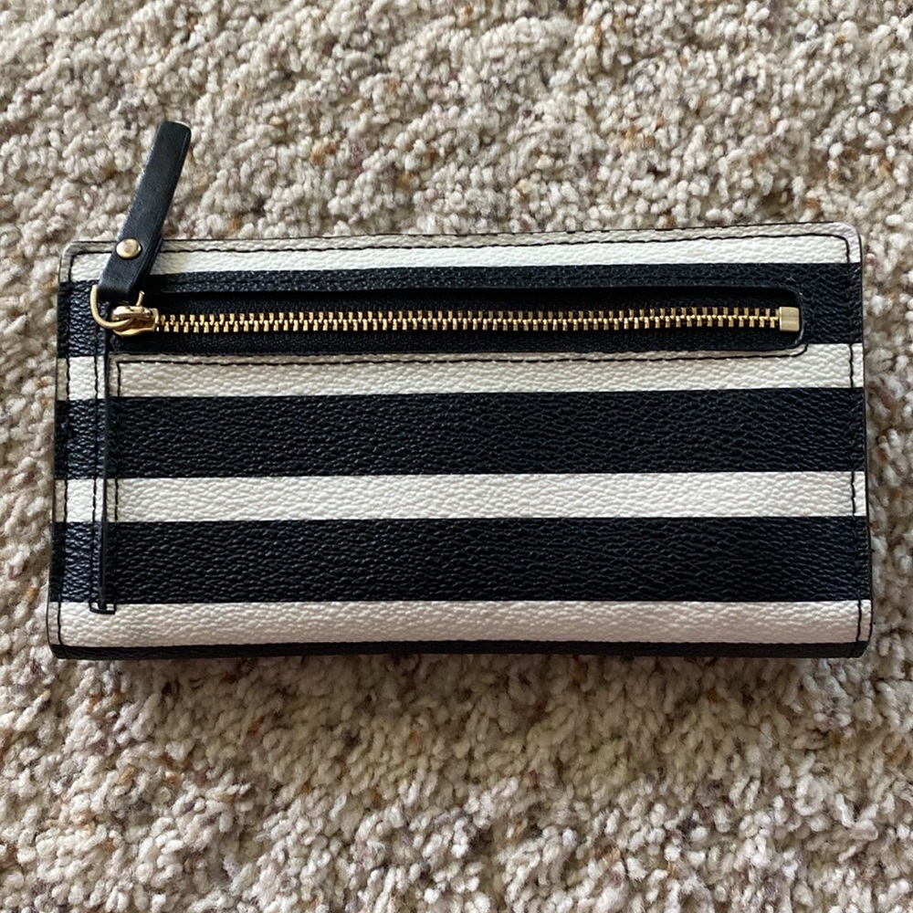 • Kate Spade Wallet • - Picture 2 of 6